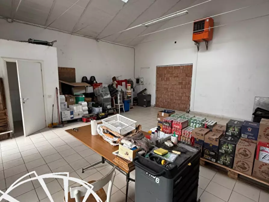 Immagine 2 di Magazzino in affitto  a Prato