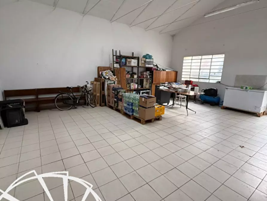 Immagine 3 di Magazzino in affitto  a Prato