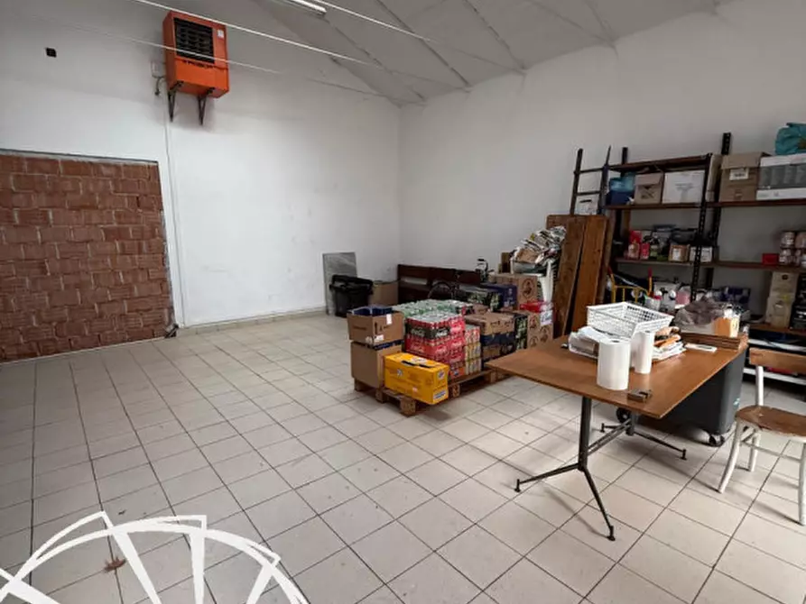 Immagine 4 di Magazzino in affitto  a Prato