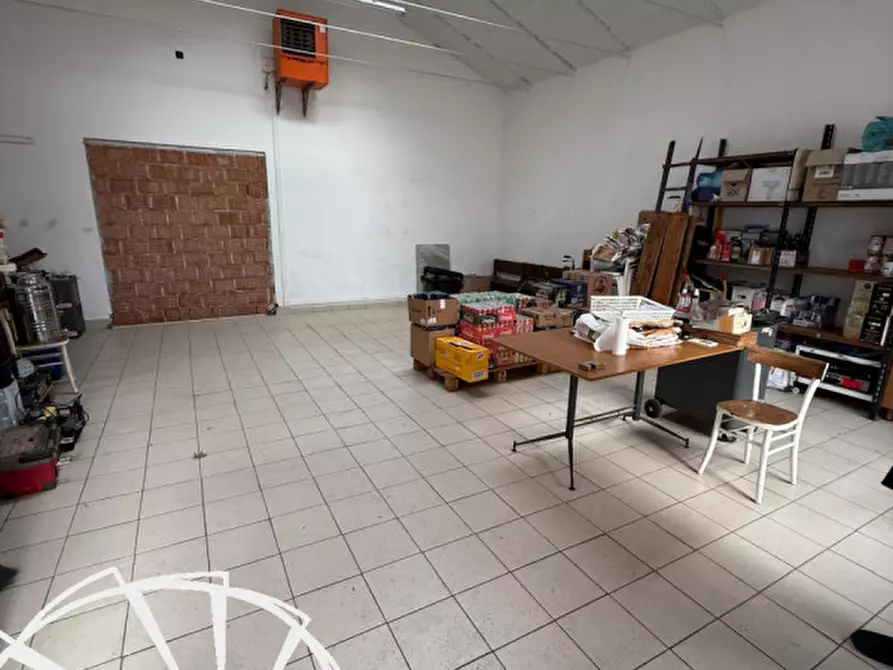 Immagine 5 di Magazzino in affitto  a Prato