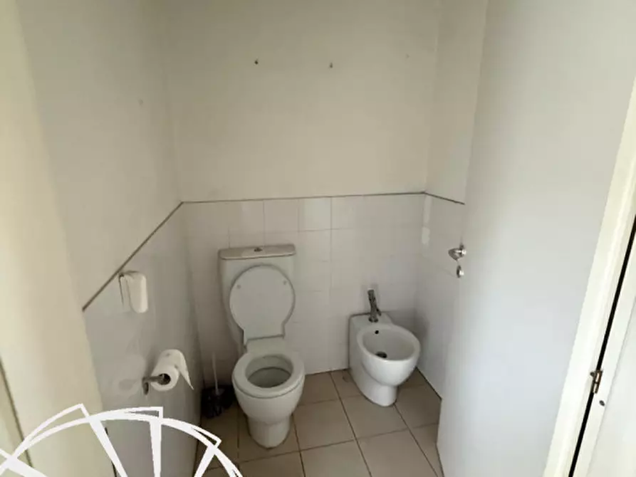 Immagine 6 di Magazzino in affitto  a Prato