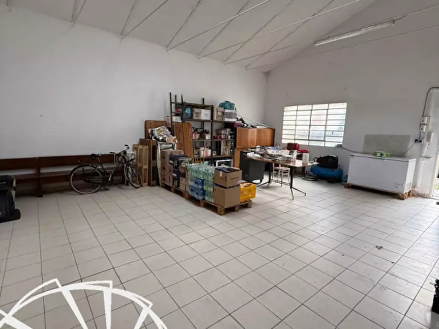 Immagine 7 di Magazzino in affitto  a Prato