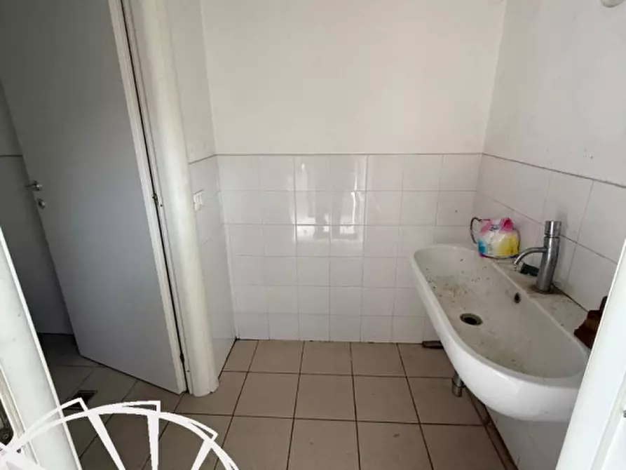 Immagine 8 di Magazzino in affitto  a Prato