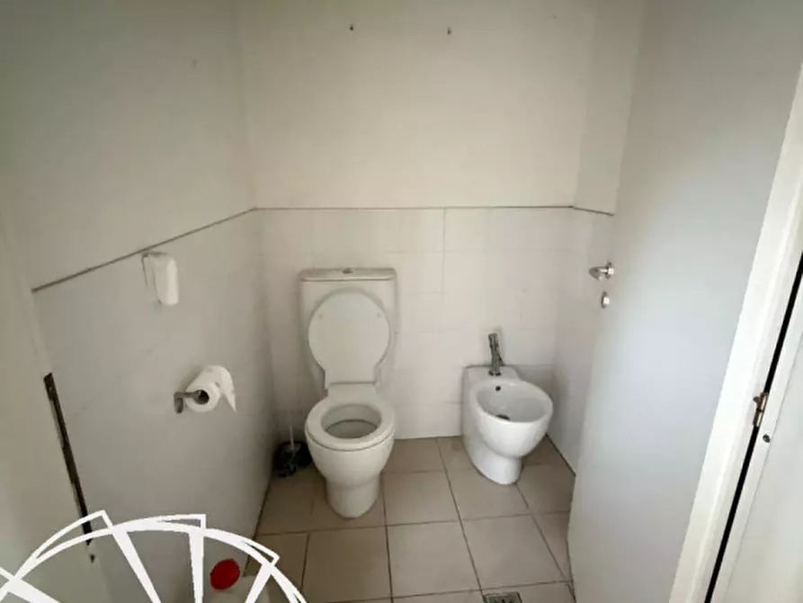 Immagine 9 di Magazzino in affitto  a Prato