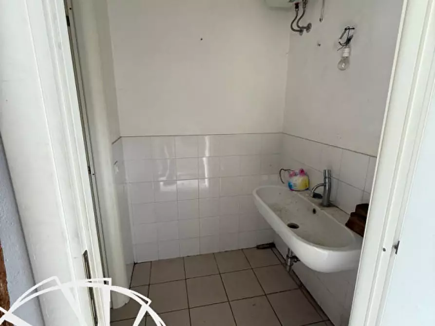 Immagine 10 di Magazzino in affitto  a Prato