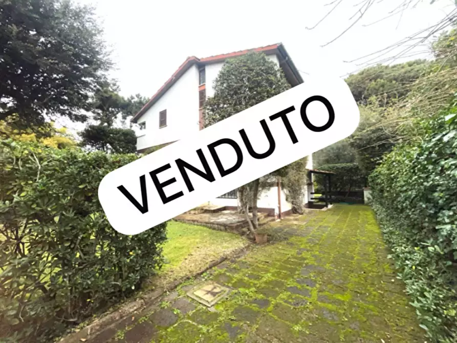 Immagine 1 di Villa in vendita  in Viale Nettuno a Fiumicino