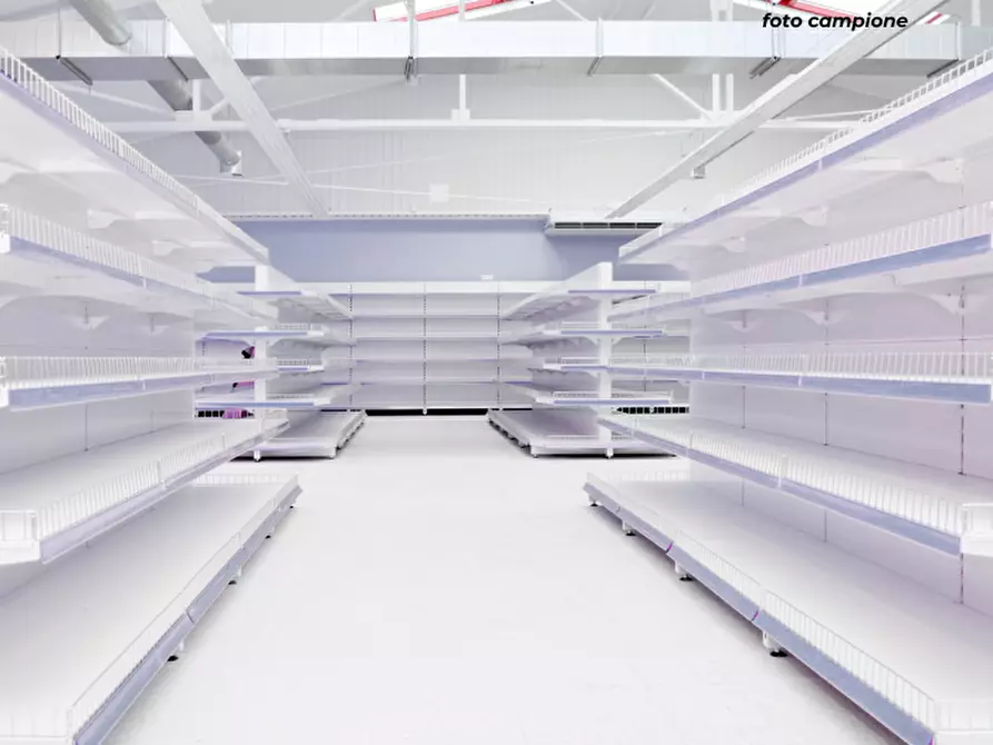 Immagine 1 di Negozio in affitto  in via santa lucia a Padova