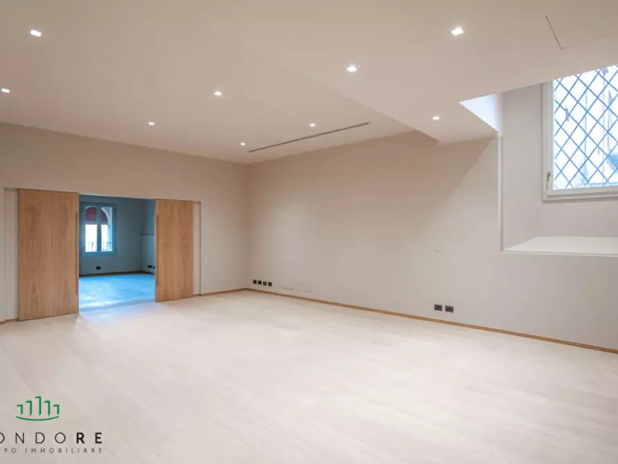 Immagine 2 di Appartamento in vendita  in via Pescherie Vecchie a Bologna