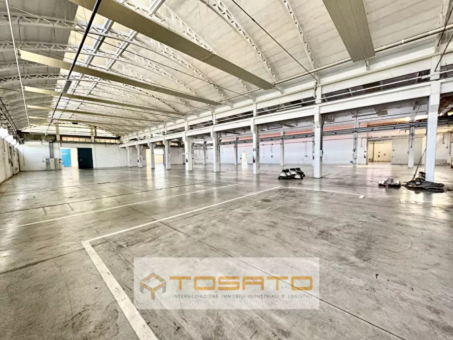 Immagine 1 di Capannone industriale in affitto  a Verona