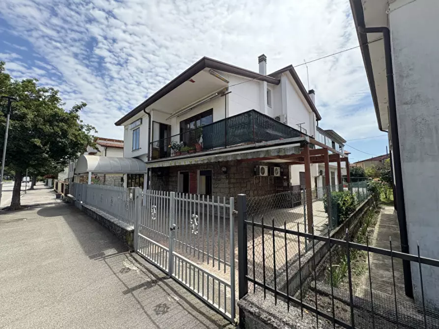 Immagine 3 di Appartamento in vendita  in Via Francesco Petrarca a Battaglia Terme