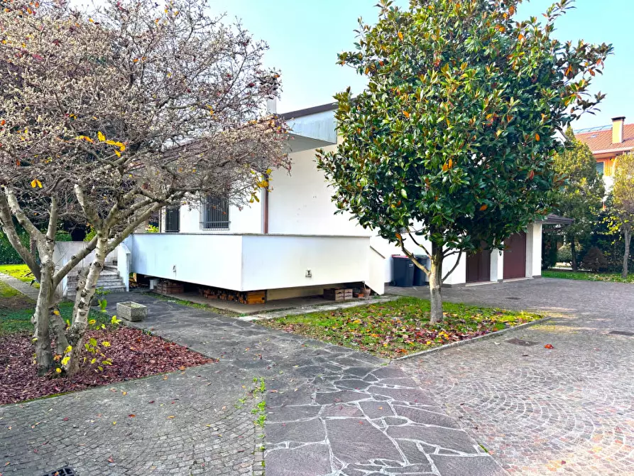 Immagine 1 di Villa in vendita  in Via Santa Monica a Albignasego