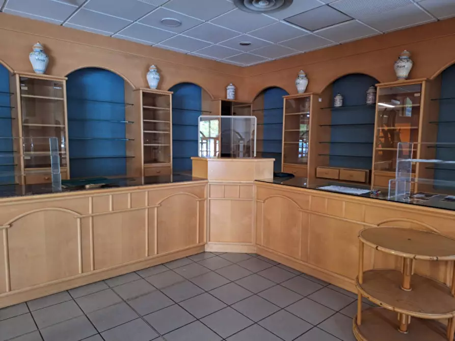 Immagine 1 di Negozio in affitto  a Trento