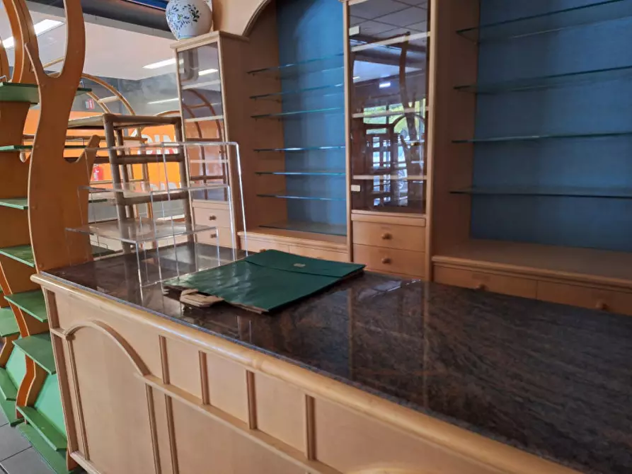 Immagine 2 di Negozio in affitto  a Trento