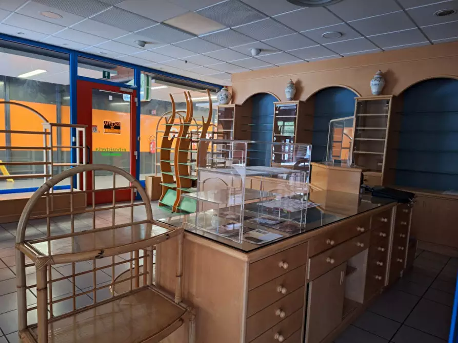 Immagine 3 di Negozio in affitto  a Trento