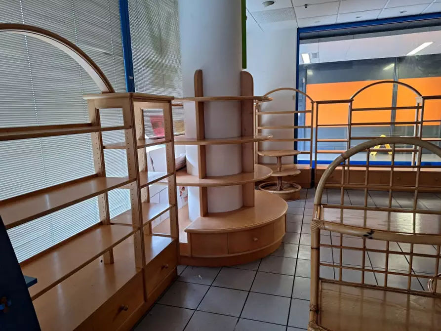 Immagine 4 di Negozio in affitto  a Trento