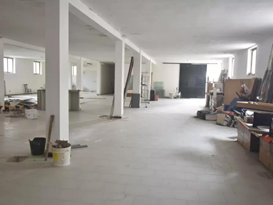 Immagine 2 di Garage in vendita  a Quartu Sant'elena