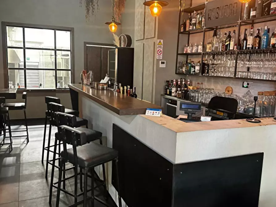 Immagine 3 di Attività commerciale in affitto  a Battipaglia