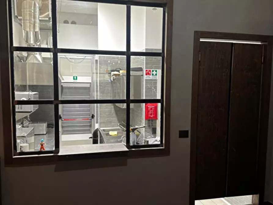 Immagine 7 di Attività commerciale in affitto  a Battipaglia