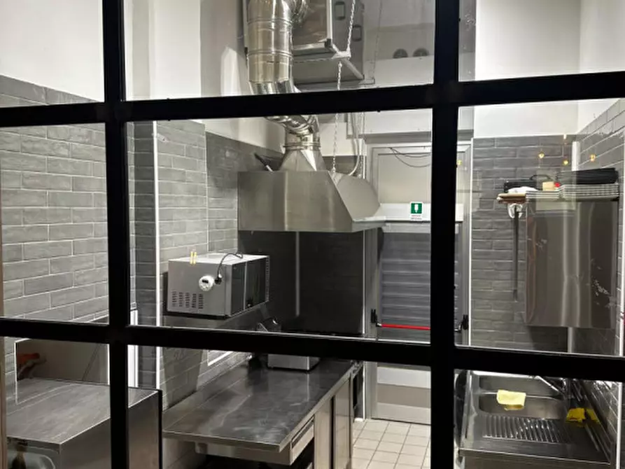 Immagine 8 di Attività commerciale in affitto  a Battipaglia