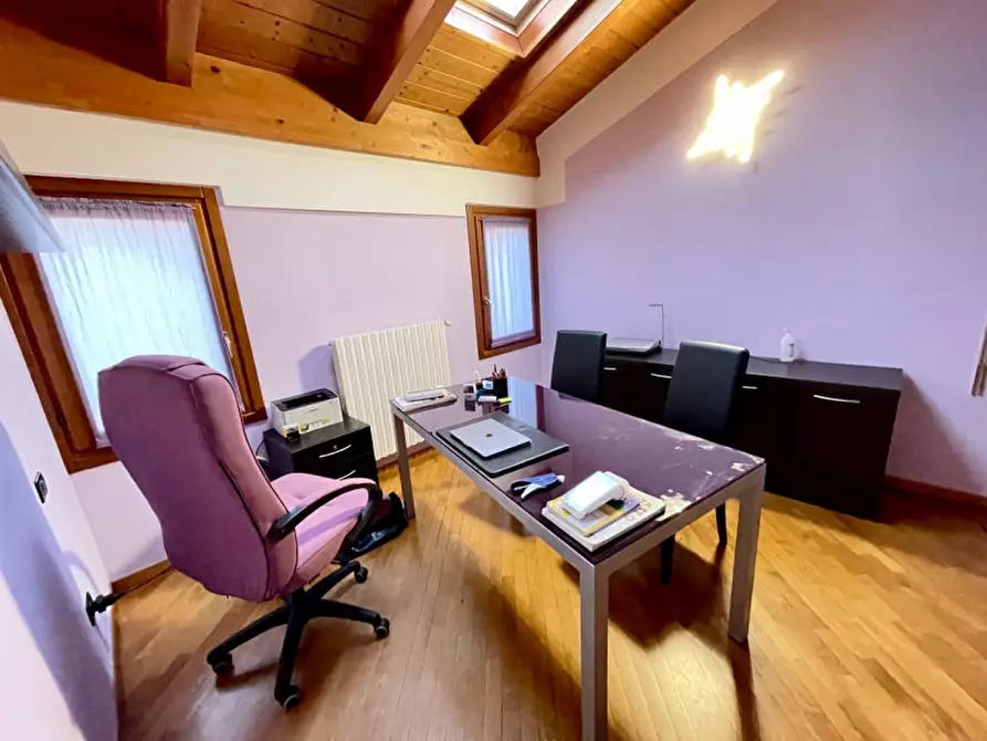 Immagine 12 di Ufficio in affitto  a Suzzara