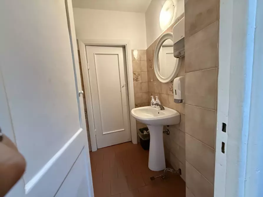 Immagine 9 di Attività commerciale in vendita  in via balbi piovera a Genova