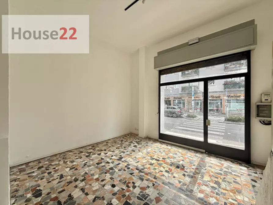 Immagine 2 di Negozio in vendita  in Via Crocifissa di Rosa 93 a Brescia