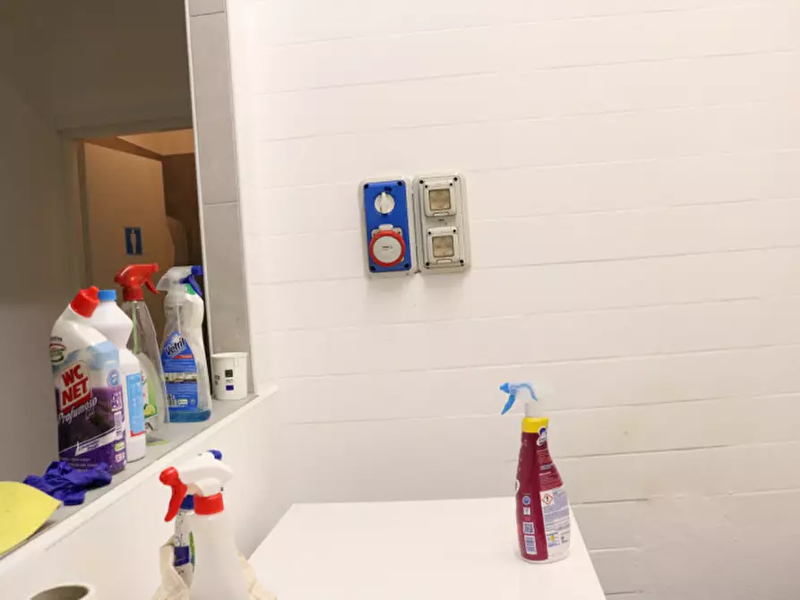 Immagine 16 di Negozio in affitto  in Via Mainardo a Merano .Meran.