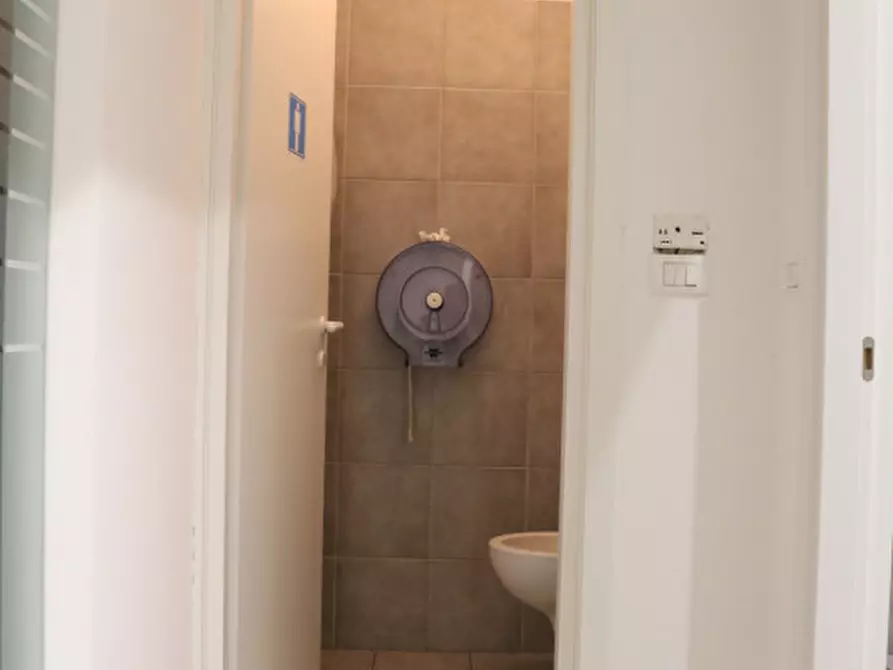 Immagine 18 di Negozio in affitto  in Via Mainardo a Merano .Meran.