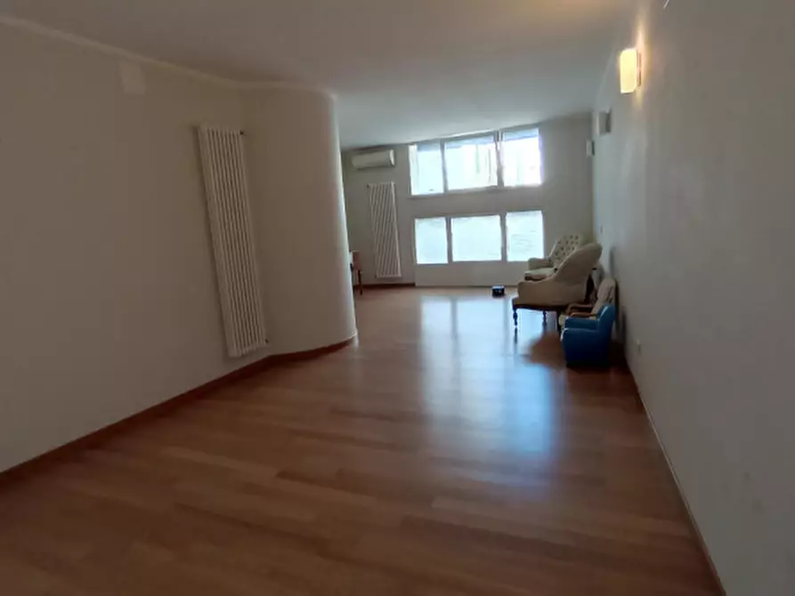 Immagine 15 di Ufficio in affitto  a Fasano