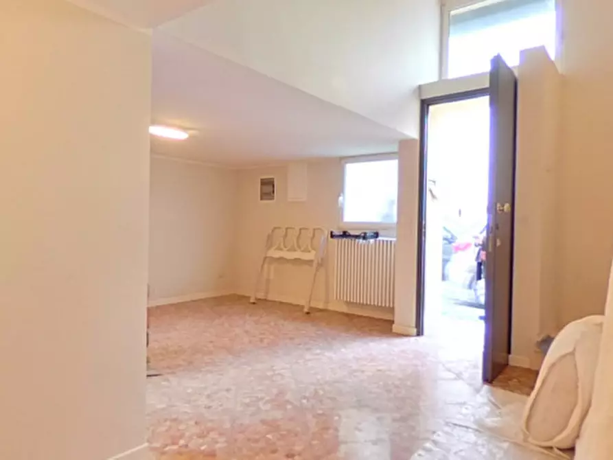 Immagine 18 di Ufficio in affitto  a Fasano