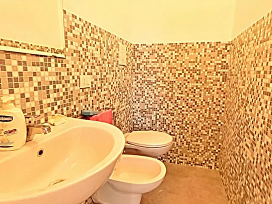 Immagine 19 di Ufficio in affitto  a Fasano