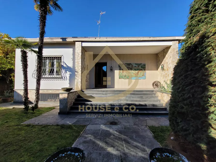 Immagine 1 di Villa in vendita  in Via Beatrice D'Este a Vigevano