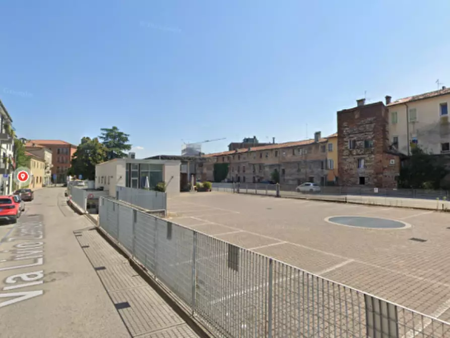 Immagine 2 di Garage in vendita  in Via Zambeccari a Vicenza