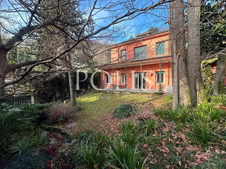 Immagine 1 di Villa in vendita  a Como