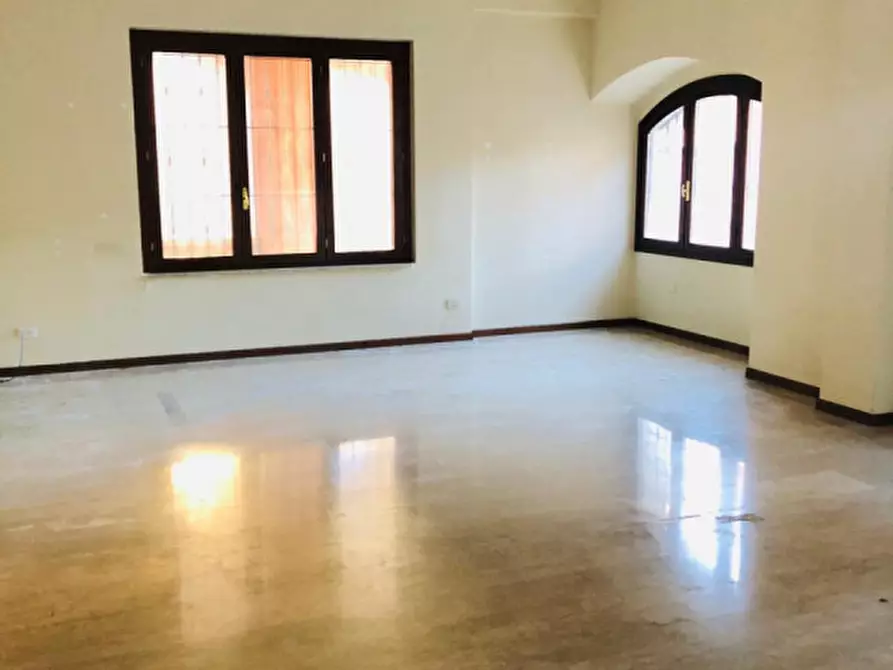 Immagine 2 di Negozio in vendita  in Via Capoborgo a Gavardo