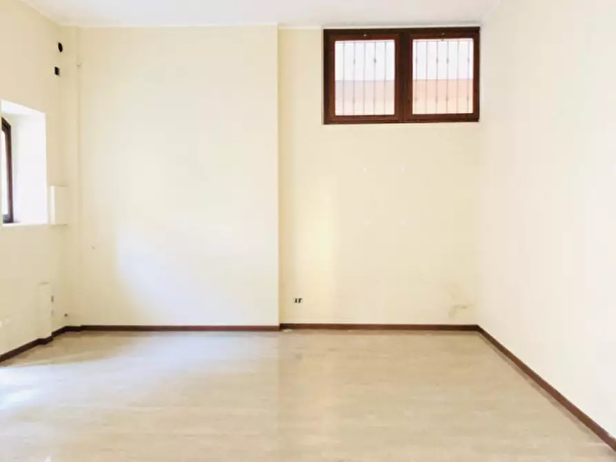 Immagine 3 di Negozio in vendita  in Via Capoborgo a Gavardo