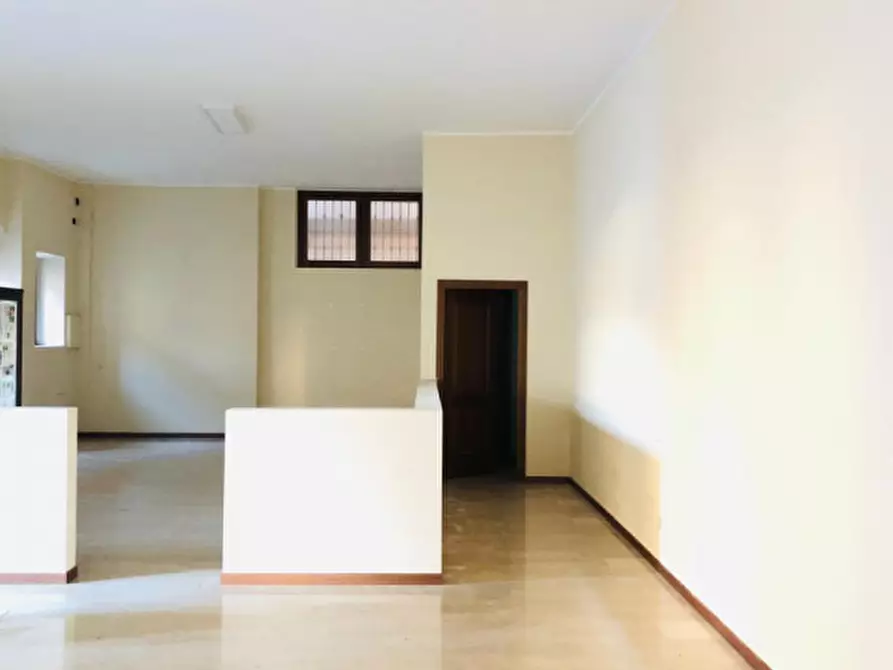 Immagine 2 di Negozio in vendita  in Via Capoborgo a Gavardo