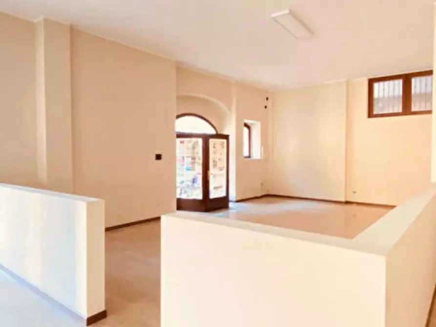 Immagine 4 di Negozio in vendita  in Via Capoborgo a Gavardo