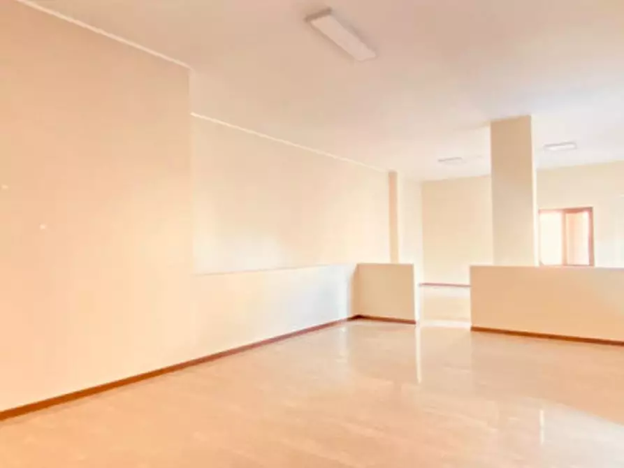 Immagine 8 di Negozio in vendita  in Via Capoborgo a Gavardo