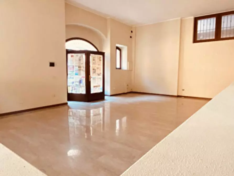 Immagine 9 di Negozio in vendita  in Via Capoborgo a Gavardo