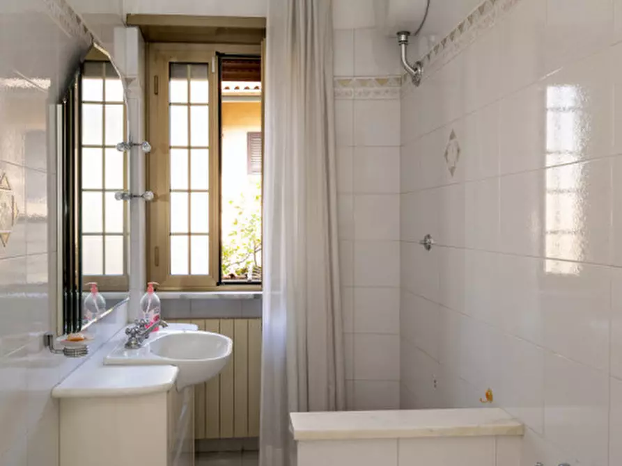 Immagine 21 di Appartamento in vendita  in via Ilario Corte a Roma