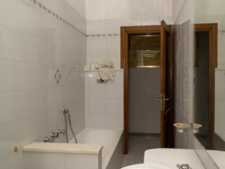 Immagine 22 di Appartamento in vendita  in via Ilario Corte a Roma