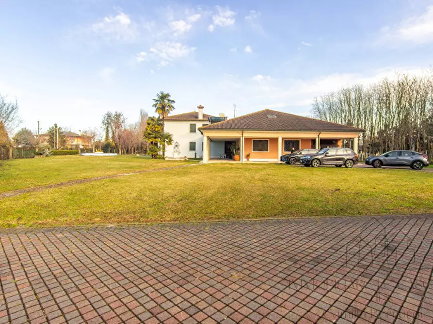 Immagine 58 di Villa in vendita  a Legnaro