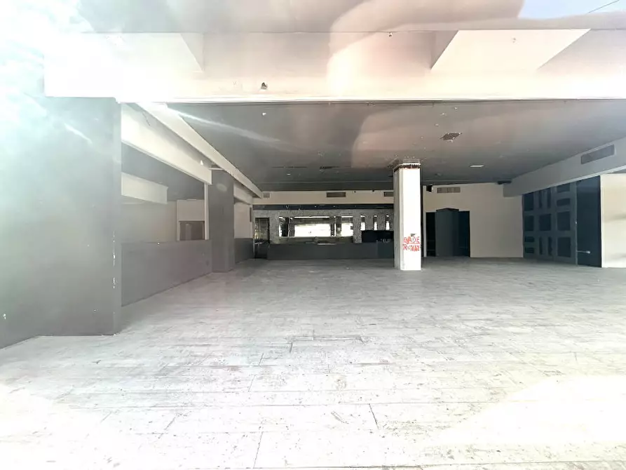 Immagine 2 di Negozio in affitto  in Viale Dante a Riccione