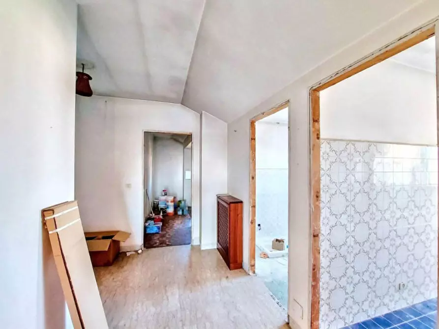 Immagine 10 di Magazzino in vendita  in Via del Castello, N. 13/A a Foligno