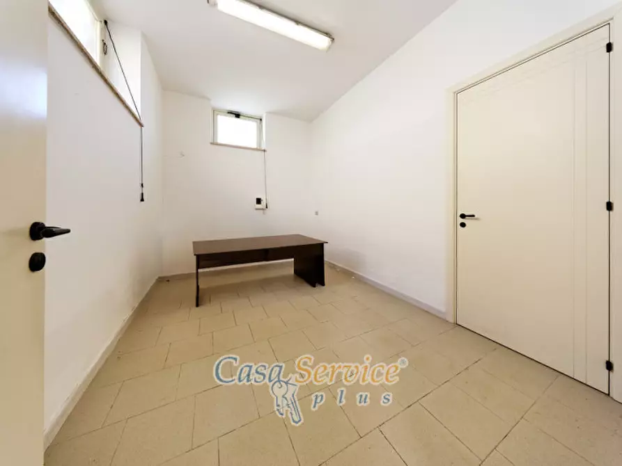 Immagine 13 di Laboratorio in vendita  in Via Venezuela a Racale