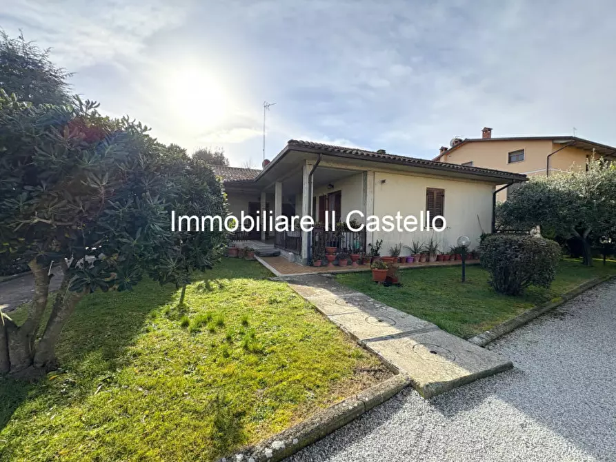 Immagine 2 di Casa indipendente in vendita  a Castiglione Del Lago