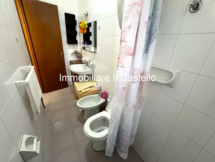 Immagine 13 di Casa indipendente in vendita  a Castiglione Del Lago