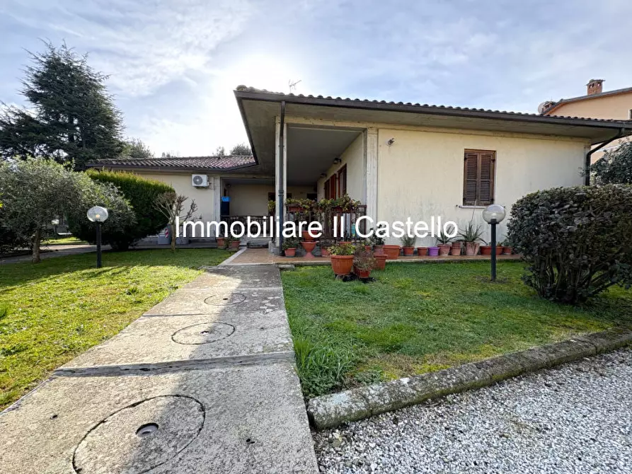 Immagine 25 di Casa indipendente in vendita  a Castiglione Del Lago