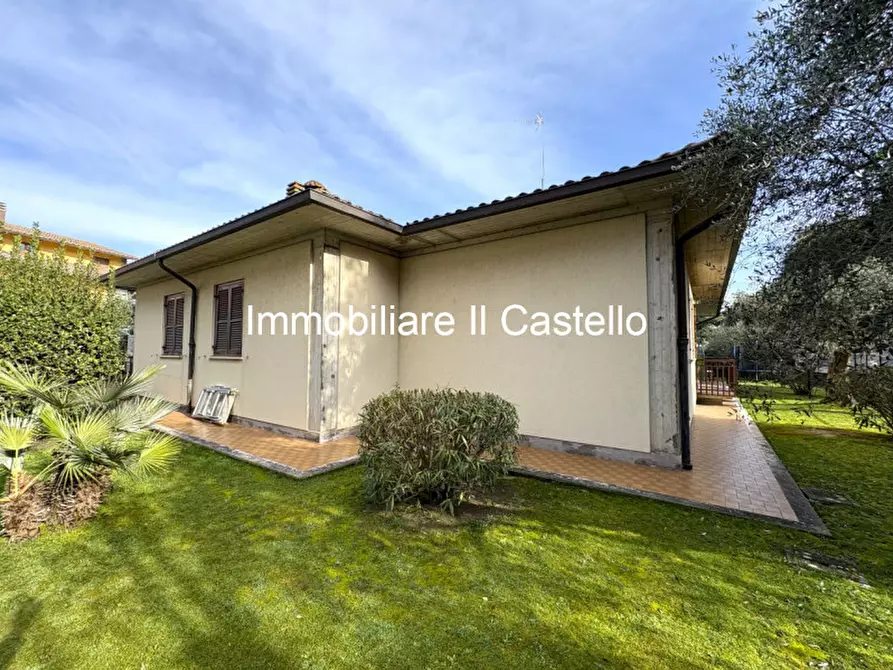 Immagine 36 di Casa indipendente in vendita  a Castiglione Del Lago